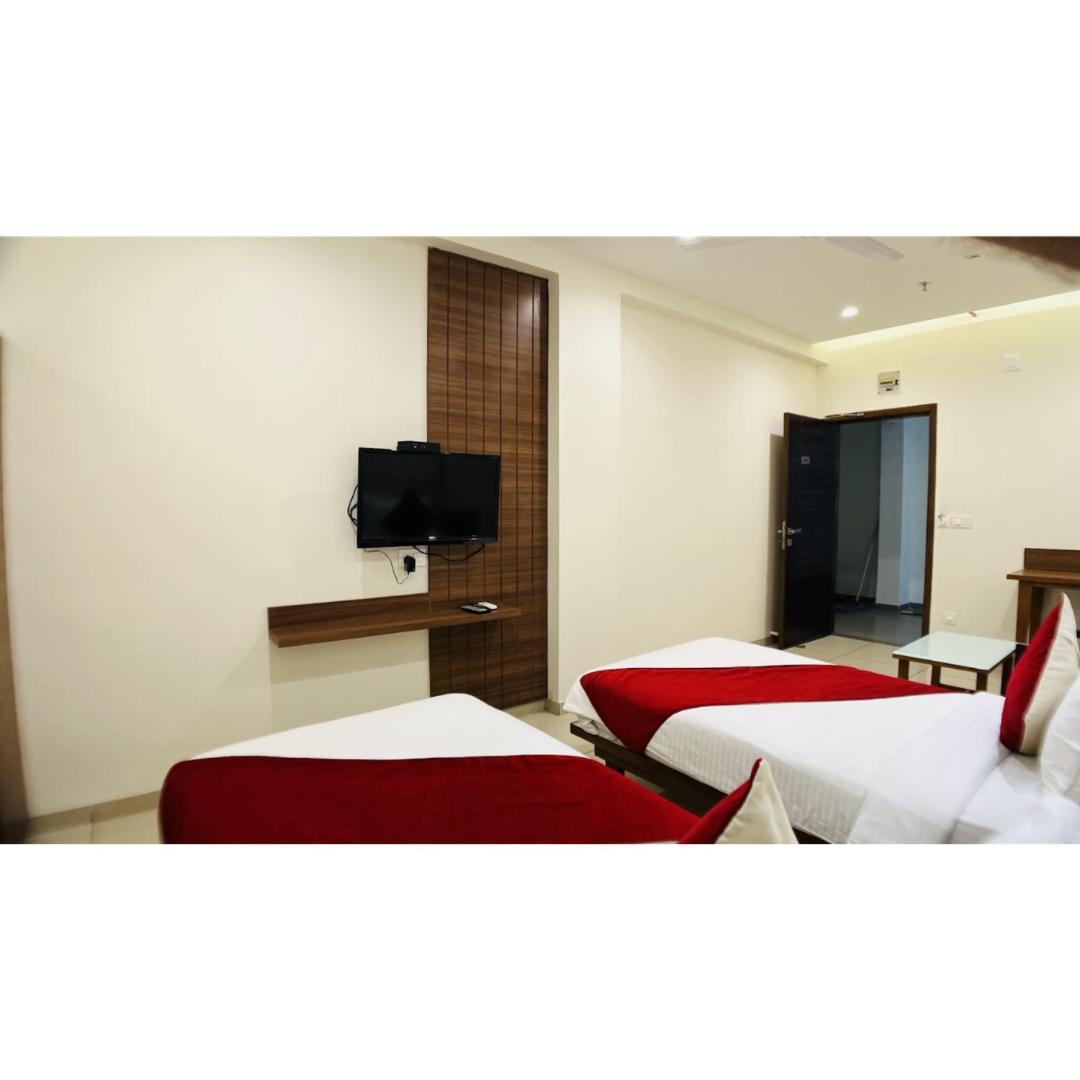 Hotel Ashray Inn Express Ahmedabad Exterior foto